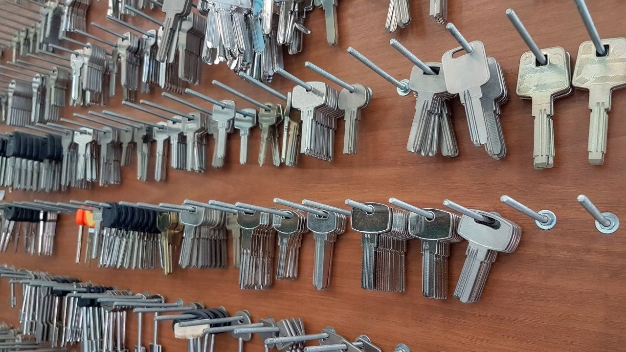 Slotenmaker aan het werk in Ouwegem – slot installeren zonder schade